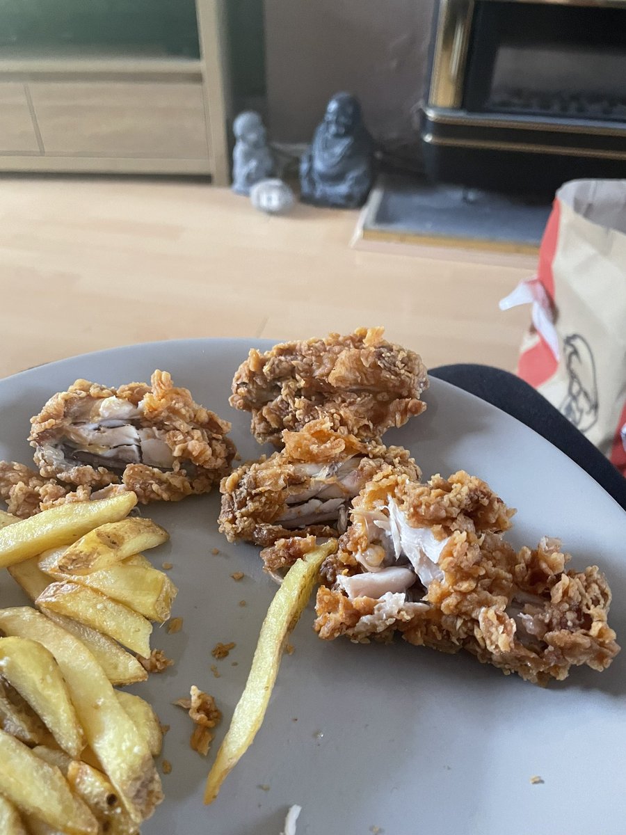 wulise1981's tweet photo. @KFC_UKI ordered mini fillets last night and got hot wings not great when you don’t like chicken on the bone 🦴 😟waste of money #nothappy https://t.co/TErdH5YiWt