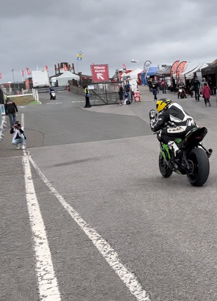 _CH_Photography's tweet photo. @joesheldonshaw given a little wave to @DGPhotographyy as he heads on track! #teamjoe #10 https://t.co/Y3TZLPd8zw