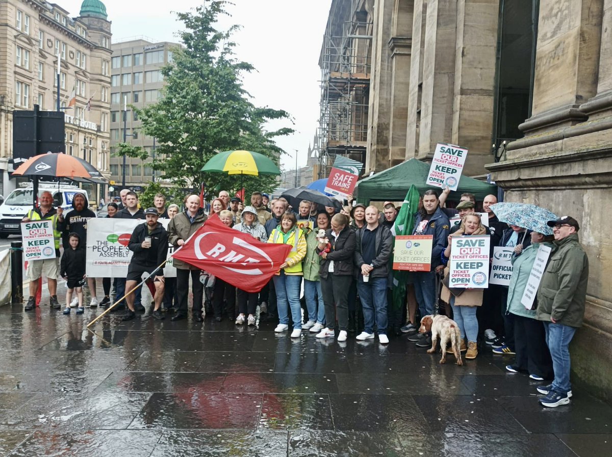 You can't dampen the spirits at Newcastle Central Station, where <a href="/RMTunion/">RMT</a> General Secretary Mick Lynch has joined RMT members fighting to defend our railway.
#StaffOurStations #SaveTicketOffices