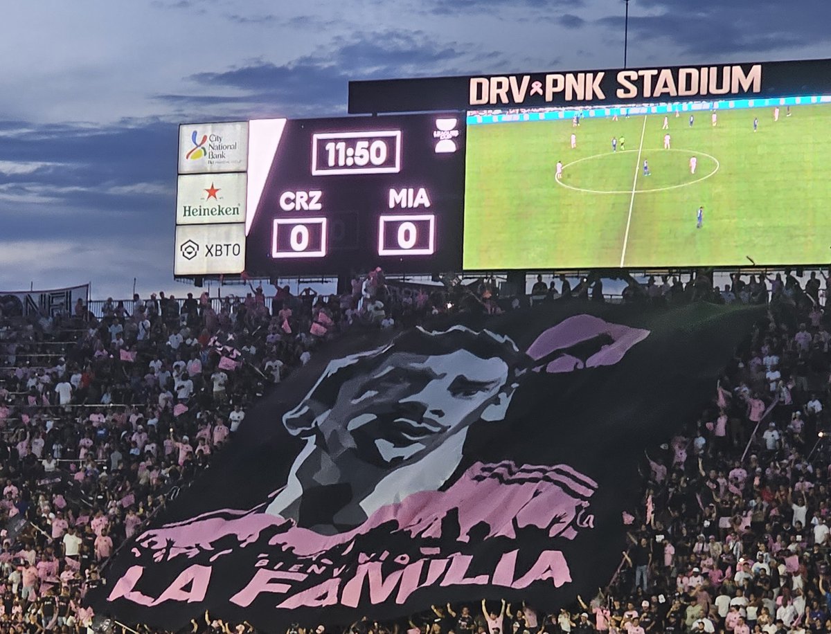 Southern_Legion's tweet photo. Bienvenido a La Familia 🩷🖤, Leo 🐐 Messi! @InterMiamiCF
#LaFamiliaIMCF #theheartbeatoftheclub #InterMiamiCF #labandadelintermiami #legiondelsur 💙🩷🖤 #debutdeMessi #elmejordelmundo #victory #MLS #futbolishere #freedomtodream @Jorge__Mas https://t.co/vQmUUbxUAG