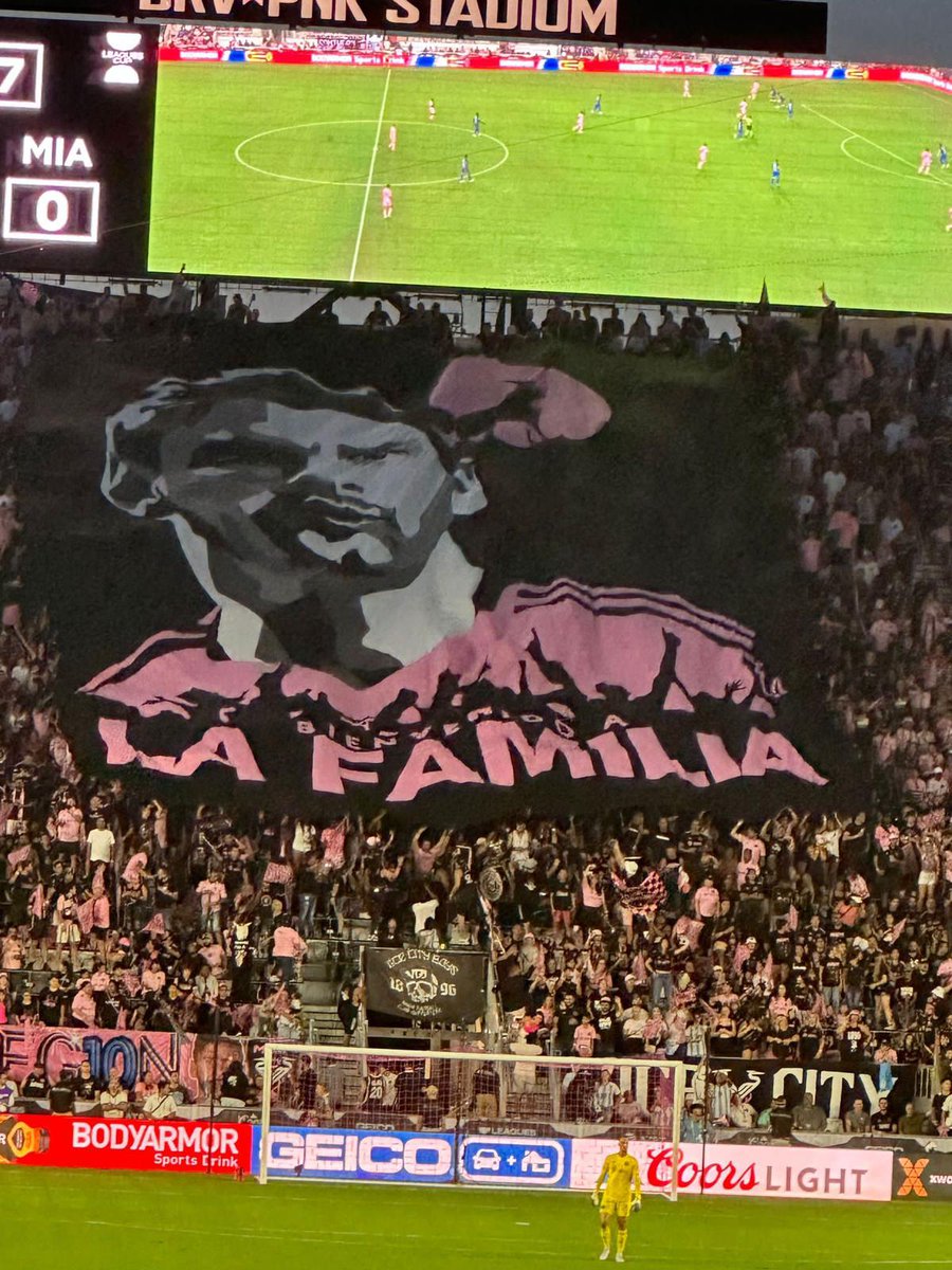 Southern_Legion's tweet photo. Bienvenido a La Familia 🩷🖤, Leo 🐐 Messi! @InterMiamiCF
#LaFamiliaIMCF #theheartbeatoftheclub #InterMiamiCF #labandadelintermiami #legiondelsur 💙🩷🖤 #debutdeMessi #elmejordelmundo #victory #MLS #futbolishere #freedomtodream @Jorge__Mas https://t.co/vQmUUbxUAG