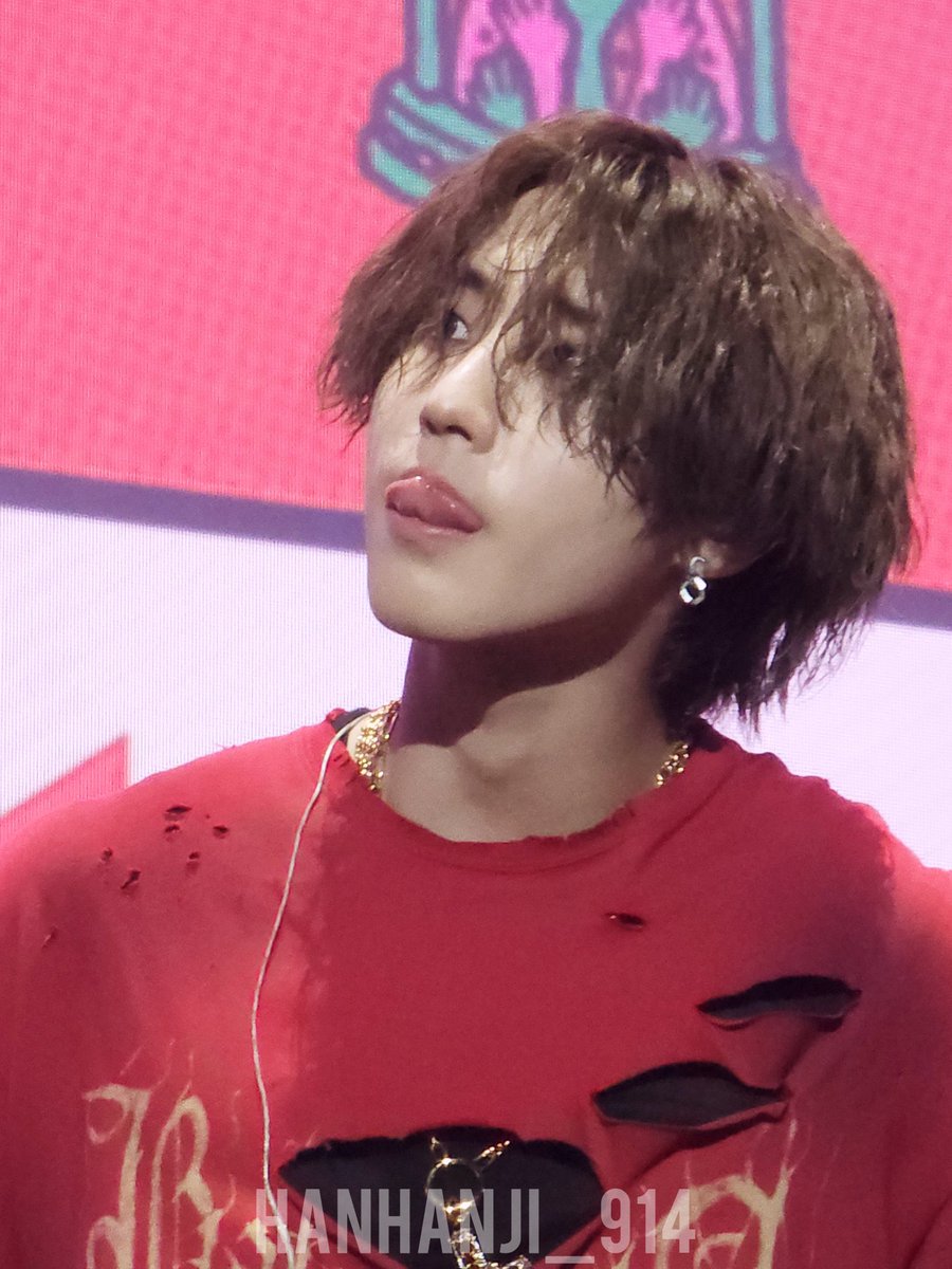 minsungadickted's tweet photo. han jisung and his uncontrollable tongue during skz performance in lollapalooza 
— a thread bc that's so hot of him #HAN https://t.co/VKr2C4tboQ