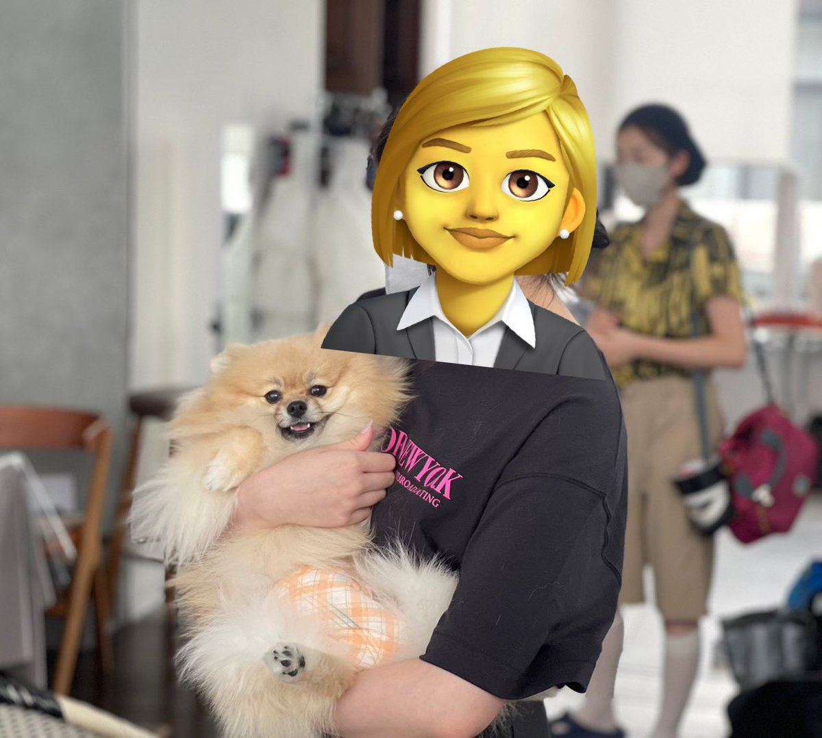 MINAMI373HAMABE's tweet photo. 『VOCE』9月号
表紙を務めさせていただいています!!
本日発売です🐶
まだまだ暑い!夏メイクもりもり!
愛犬ぽぷも、ドッグヨーガにてデビューしちゃってます🐶撮影チーム皆さんに可愛がっていただきご満悦な様子でした笑
4枚目は初犬触りの研修で来ていたマネさんに赤ちゃん抱っこしてもらってるぽぷ笑
ぜひチェックしてみてください🐶🐶🐶