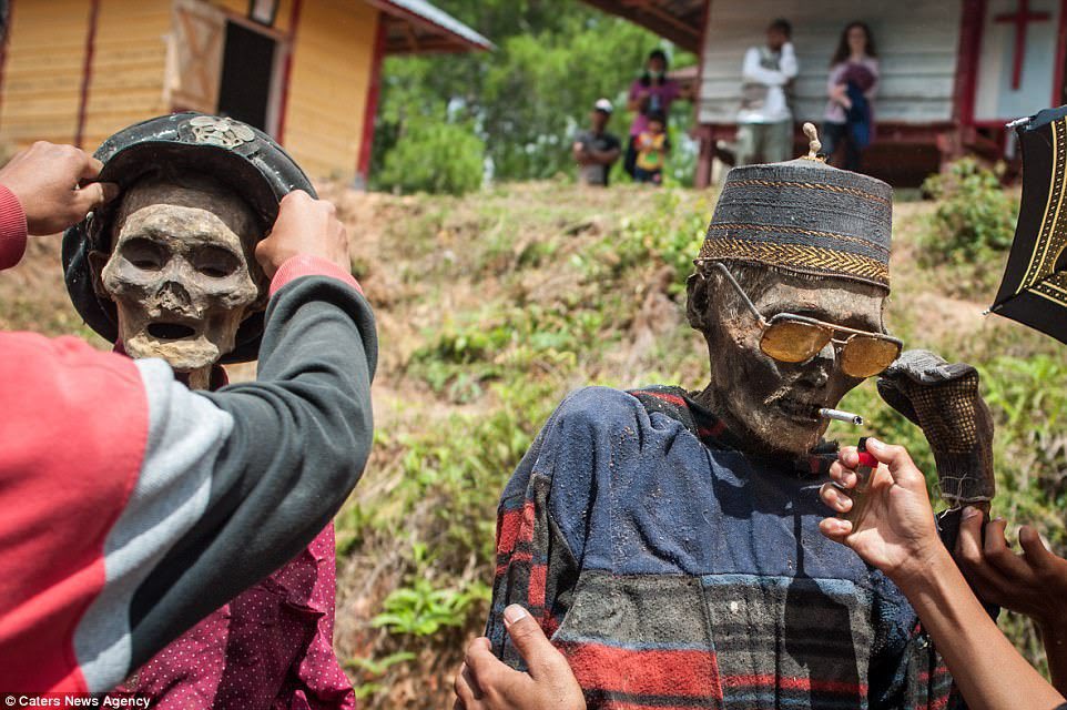 Lencyclopediste's tweet photo. En Indonésie, il y a une tribu qui déterre leurs proches décédés une fois par an pour les habiller et faire la fête avec eux lors d'une célébration annuelle de leur vie. https://t.co/zefmoT55Q1