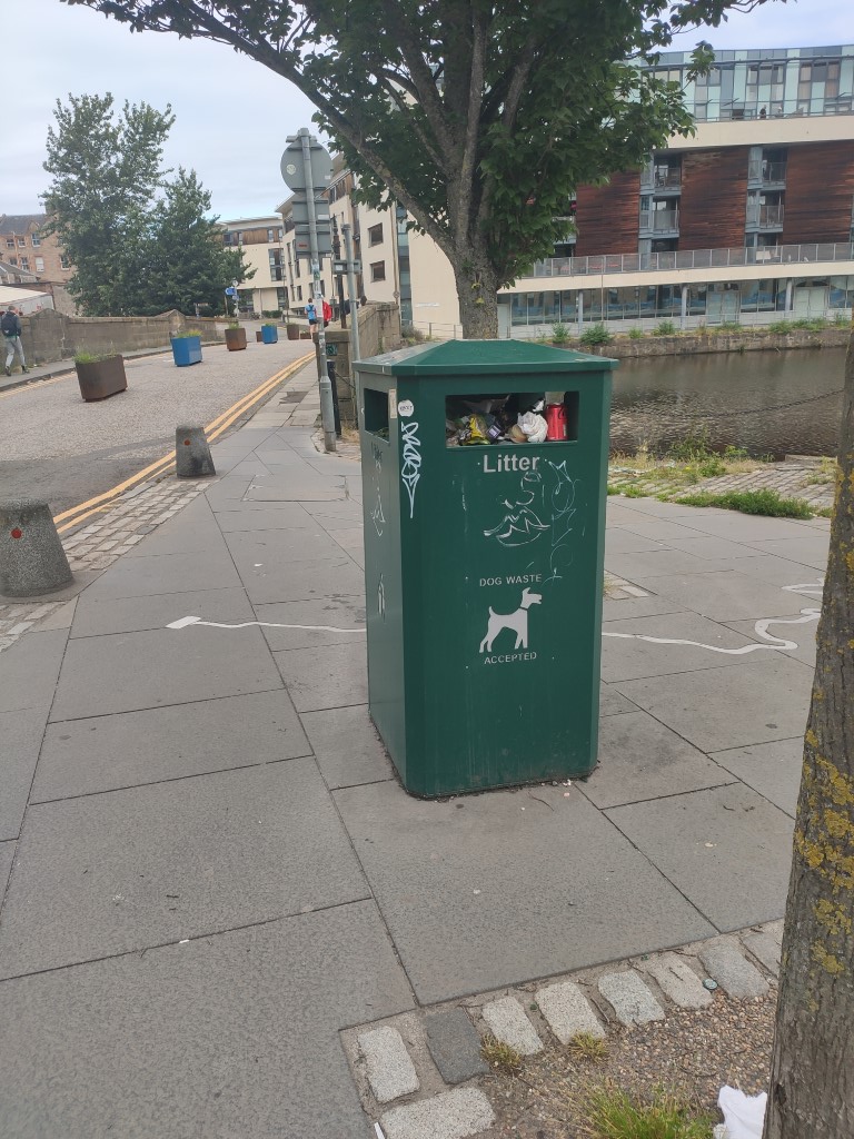 Leroy_edi's tweet photo. @Edinburgh_CC @edinhelp Hello! Some overflowing bins near Sandport Place, Commercial Wharf, and on the WoL path - it would great to have a team go round to empty them!
#OurEdinburgh #OurLeith https://t.co/XabQadDfR4