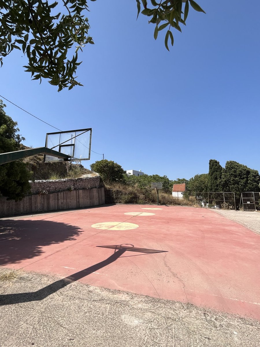 greg_raynal's tweet photo. Loutra, 400 habitants sur l’île de Tinos, et à l’entre de la ville, un playground 🏀 #laGrece #basketball https://t.co/T6TFYZKcxF