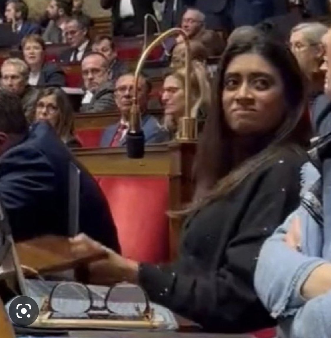 er_chaq's tweet photo. @BPartisans @priscathevenot @EmmanuelMacron @Elisabeth_Borne @GabrielAttal @CGrandjean_ @IsabelleRauch Oui 👍 il vaut mieux pour elle qu’elle tape du pupitre !😂😂 https://t.co/vmyhcEbHlo