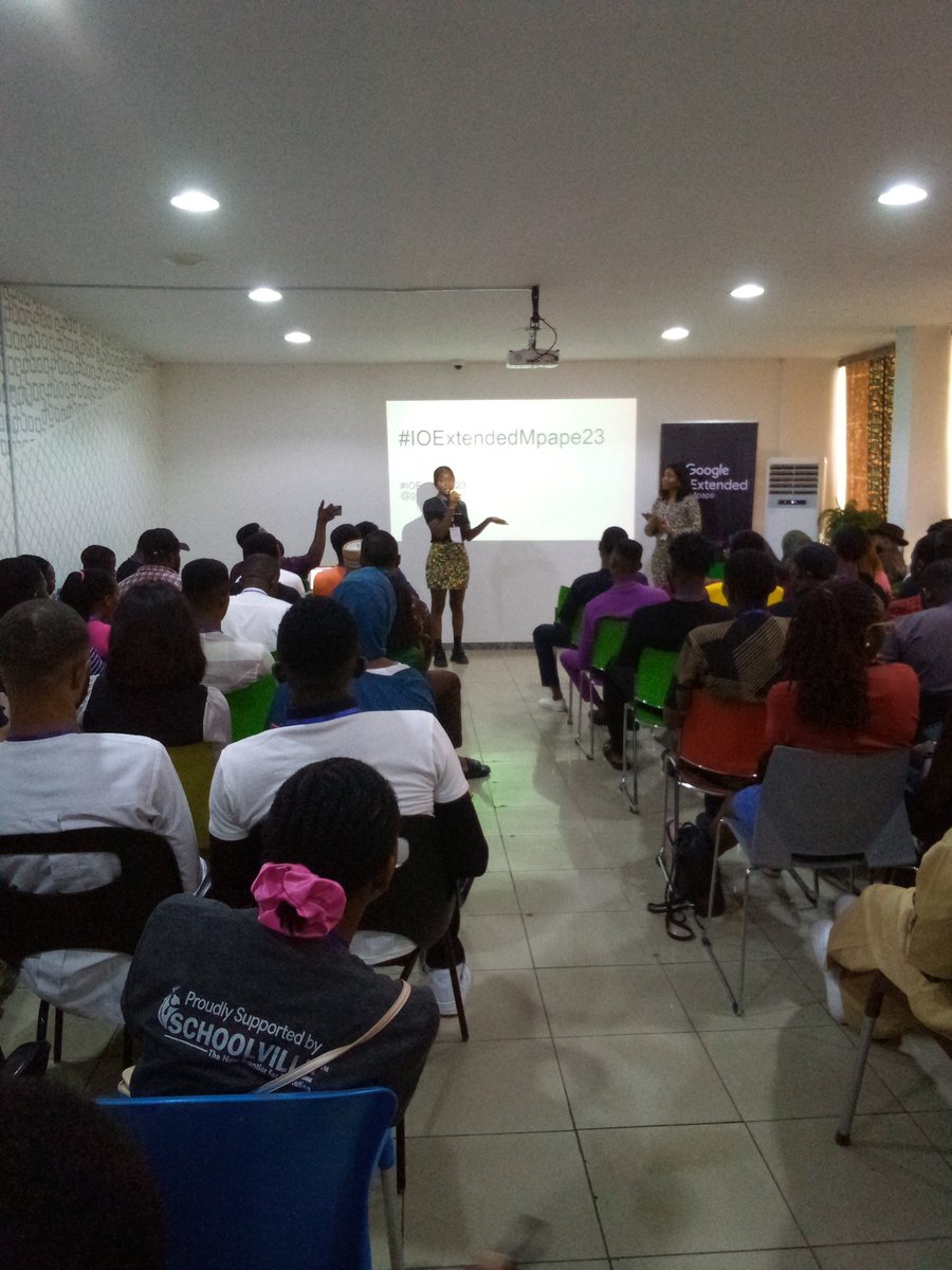 EAkhaumere's tweet image. @elohho presenting Swags @GDGMpape #IOExtended23