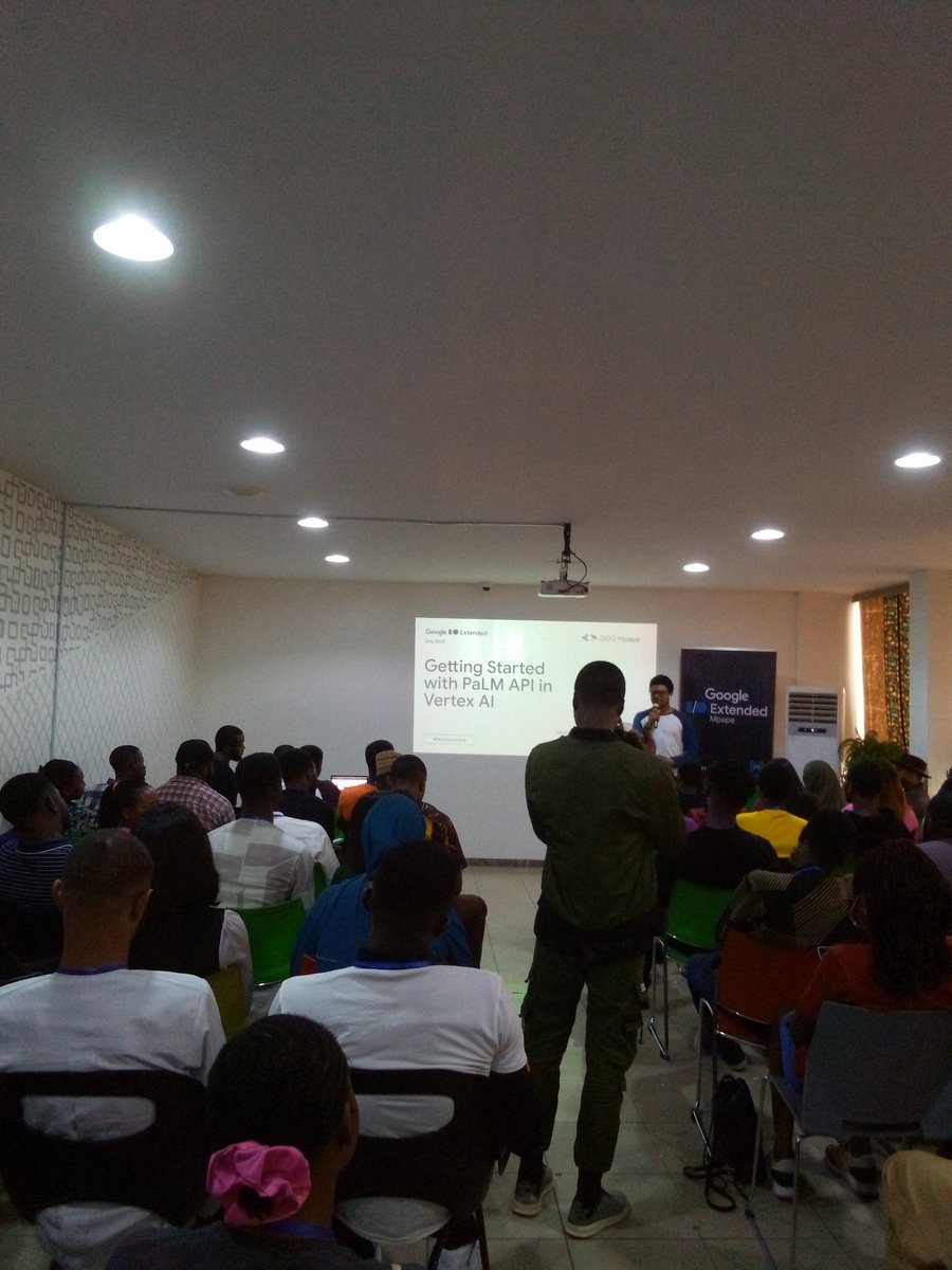 EAkhaumere's tweet image. @olayinkapeter_ talking about ML engineering @GDGMpape #IOExtended23
