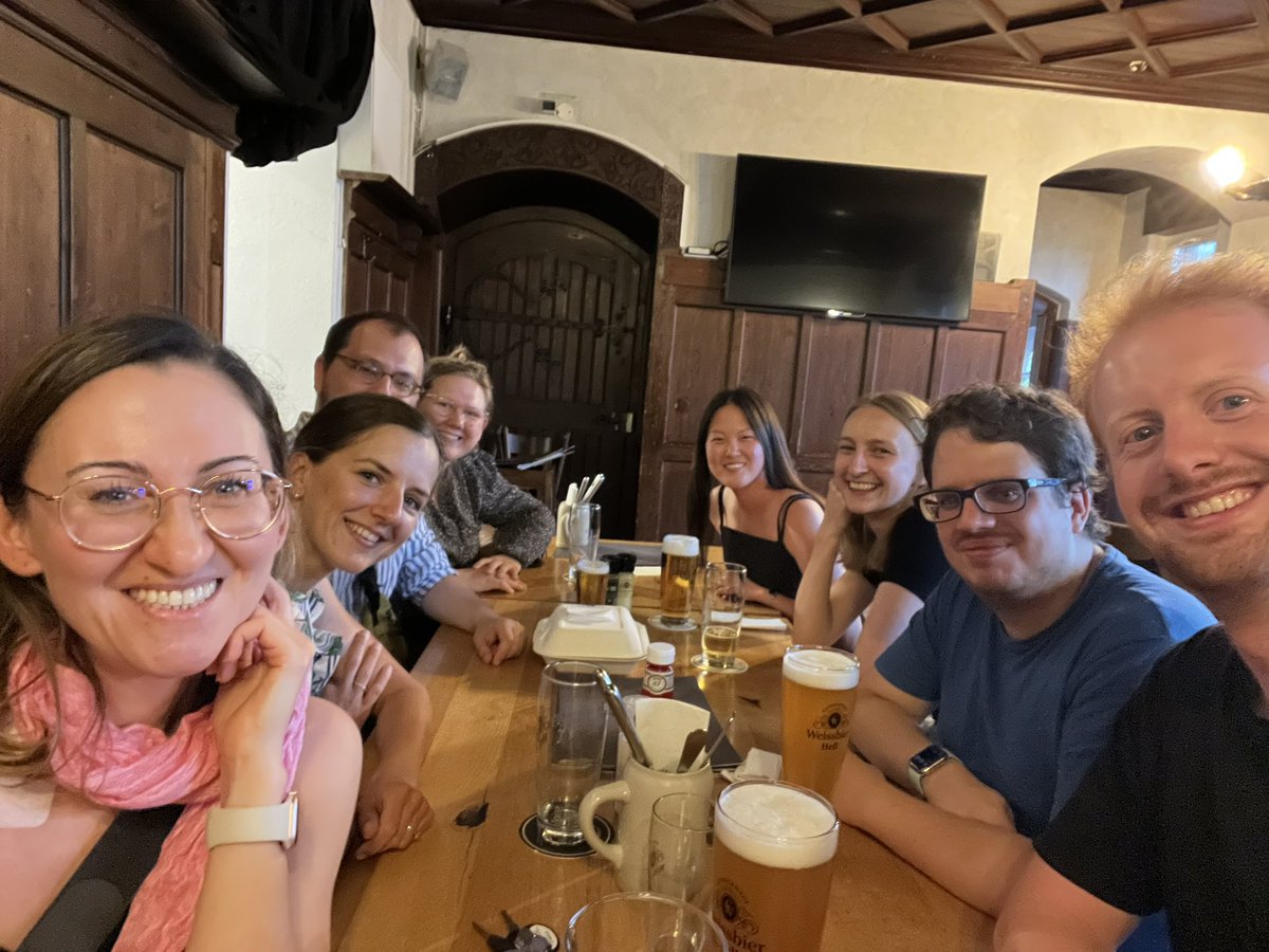 tamarathcke's tweet image. Celebrating #endofsemester with my lab folks @LingLabKonstanz @elineadrianne @MC_anzi