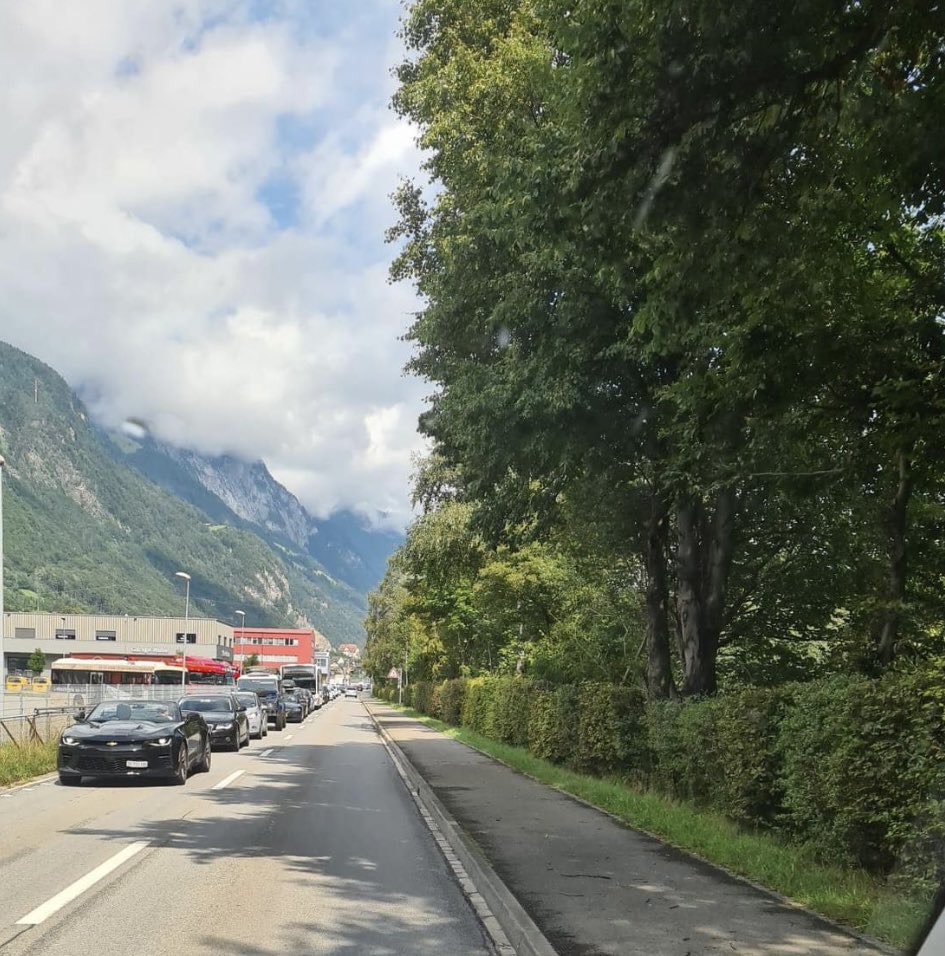 Hey Astra und Herr Bundesrat Albert Rösti der ganze Kanton Uri steckt heute im Stau, die Einwohnerinnen und Einwohner, Rettungsdienste etc. kommen nicht mehr durch! 
Lösungen liegen auf dem Tisch!
#Maut #slotsystem #vignette