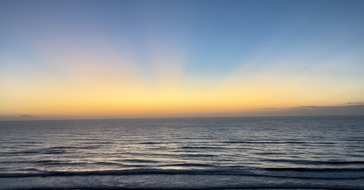 Traysee72's tweet photo. @xobreex3 Sunrise on Jacksonville beach. https://t.co/UfWjNEYOsI