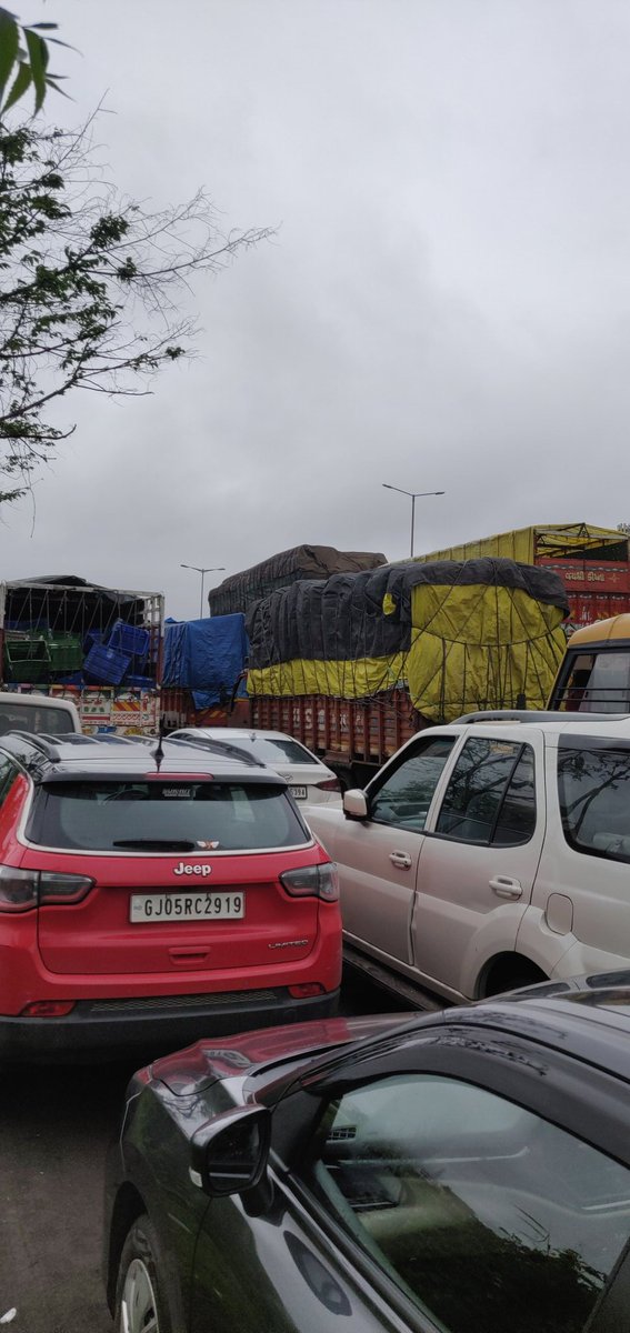 elanmudali's tweet photo. Mumbai Ahmedabad highway #NH48 totally closed near #Navsari for the past 4 hours. https://t.co/ynFogxZBiV