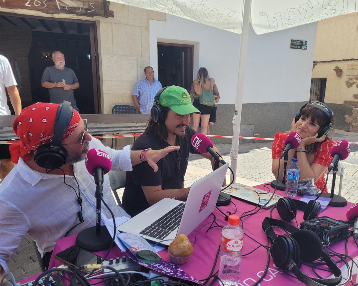 RadioCLM_es's tweet photo. @leturalma @juansoloradio @AquiAran 🔴 EN DIRECTO

▶️ Programa Especial de #SoloConMúsica

😁 Vive el festival @leturalma en #RadioCLM

➡️ Definición de felicidad: @RozalenMusic 🥰🥰

🎙️ La anfitriona, con @juansoloradio y @PlaneanoF

📸 @AquiAran

 📻 Escucha aquí ⬇️
https://t.co/MHQ5PWUeMW https://t.co/pl4LxFF5He