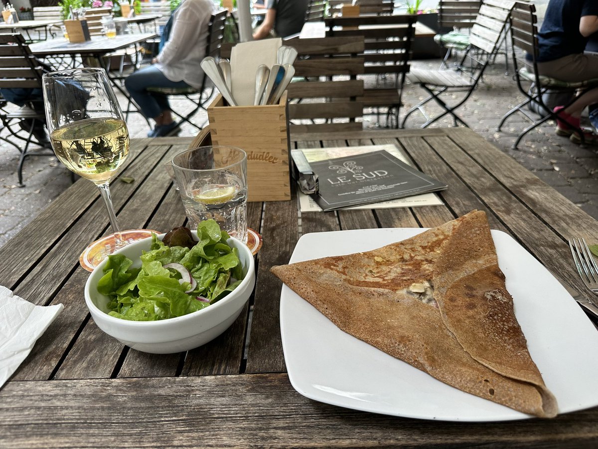In Konstanz. In einer französischen Café/bar/Biergarten 
Es kommen 4 Franzosen in den Garten. Keiner spricht französisch, ausser die 4.
Wieso geht man als Franzosen in Deutschland in ein „französisches“ Lokal?
Aber ist nice hier. Als Schweizerin gesendet 😂
