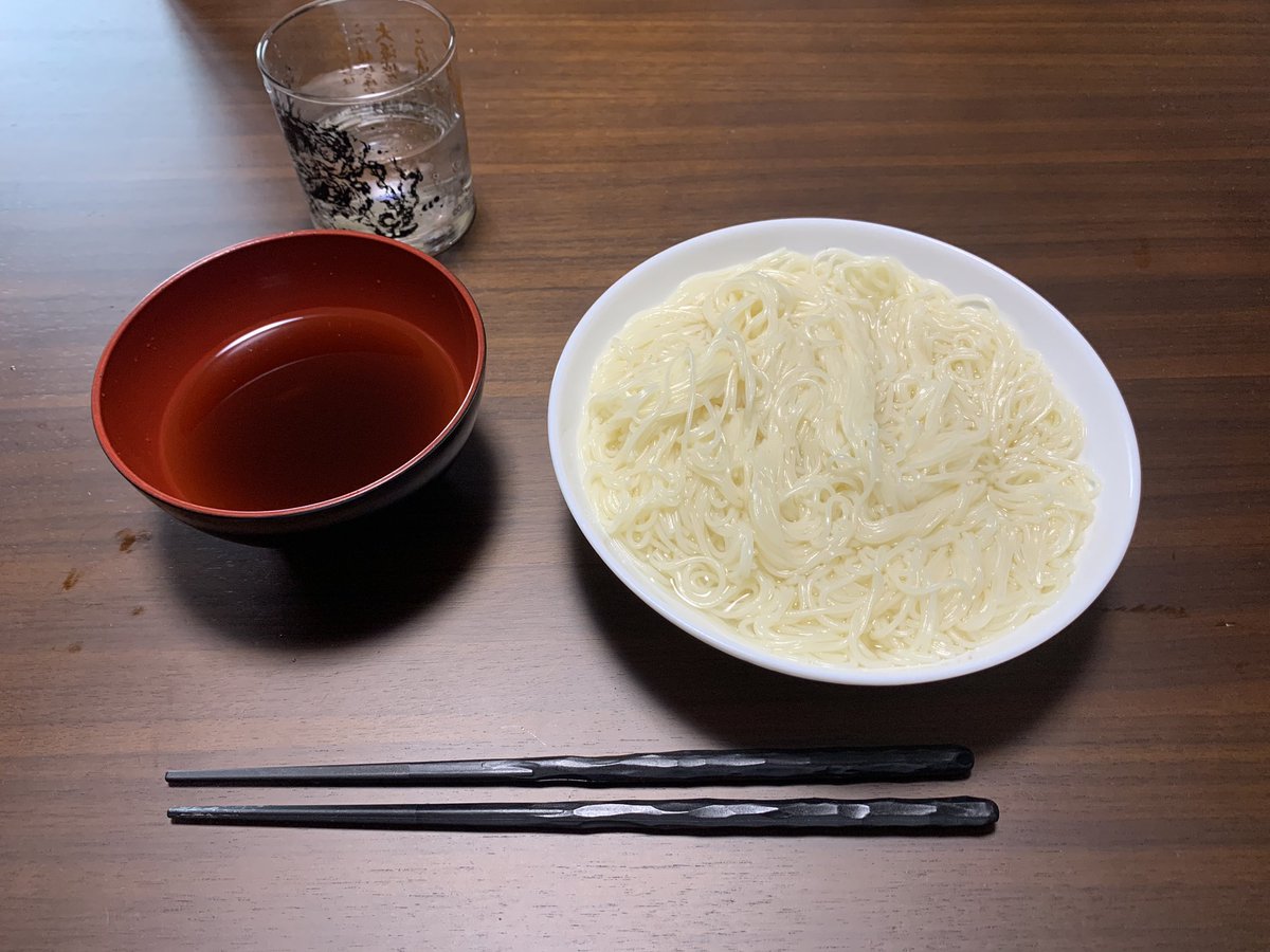 ryolivingalone's tweet photo. 今日の昼はソーメン食べた。
茹でただけ笑笑
#一人暮らし https://t.co/RpE5EnQNwD