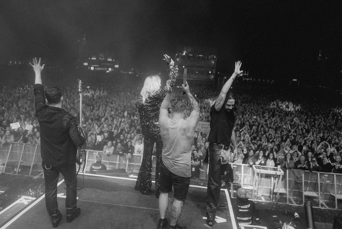 tokiohotel's tweet image. Deichbrand, even though we weren’t able to play our whole set we loved every minute on this stage! Wow! Thank u for all the love ♥️ - we’ll be back! 
📷 Leon Schlesselmann