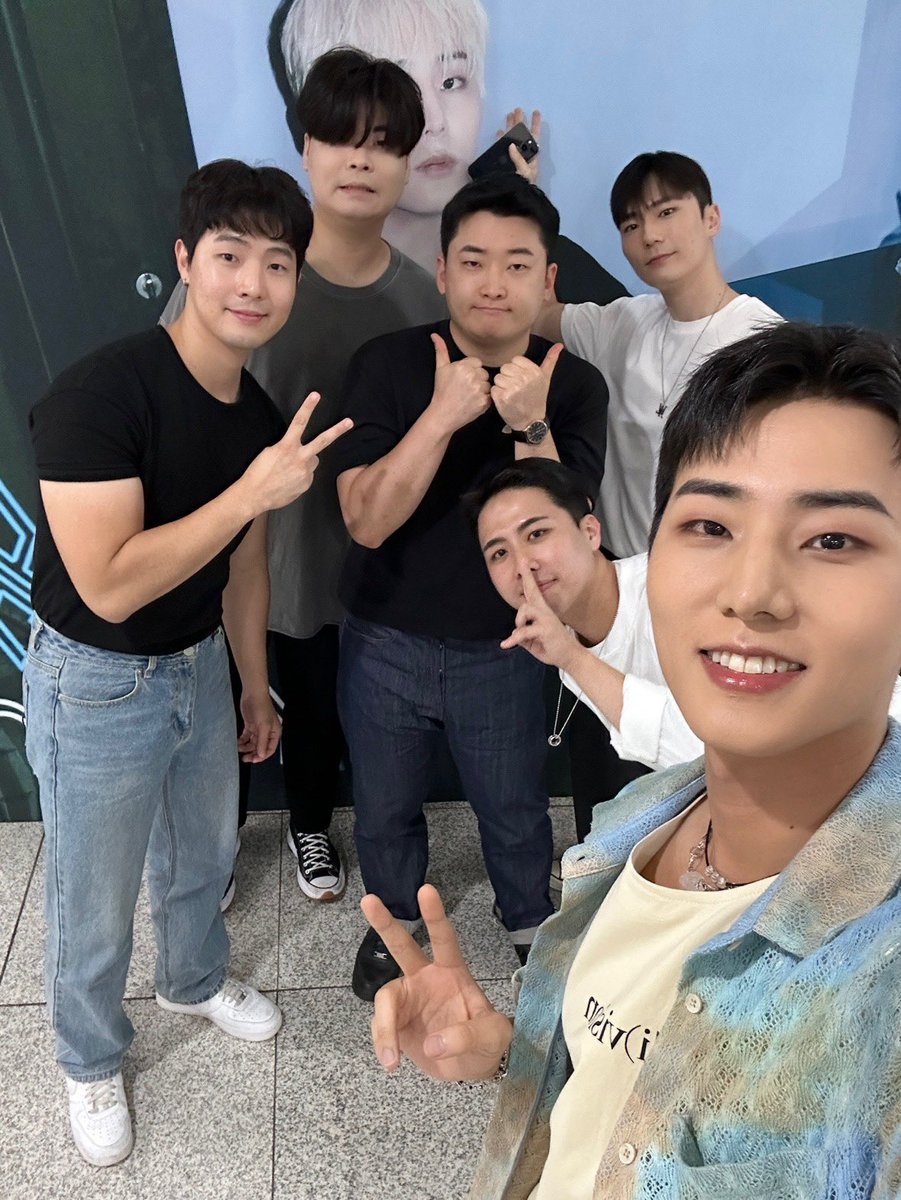 [ #DAY6_BEHIND ]

어썸스테이지 1일 차 공연 완✔️

오늘도 영케이가 영케이 했습니다.
(라이브 찢었다는 의미🤟🏻)

내일 공연도 기대해 주실거죠~?😆

#DAY6 #데이식스
#YoungK
#AwesomeStage #어썸스테이지