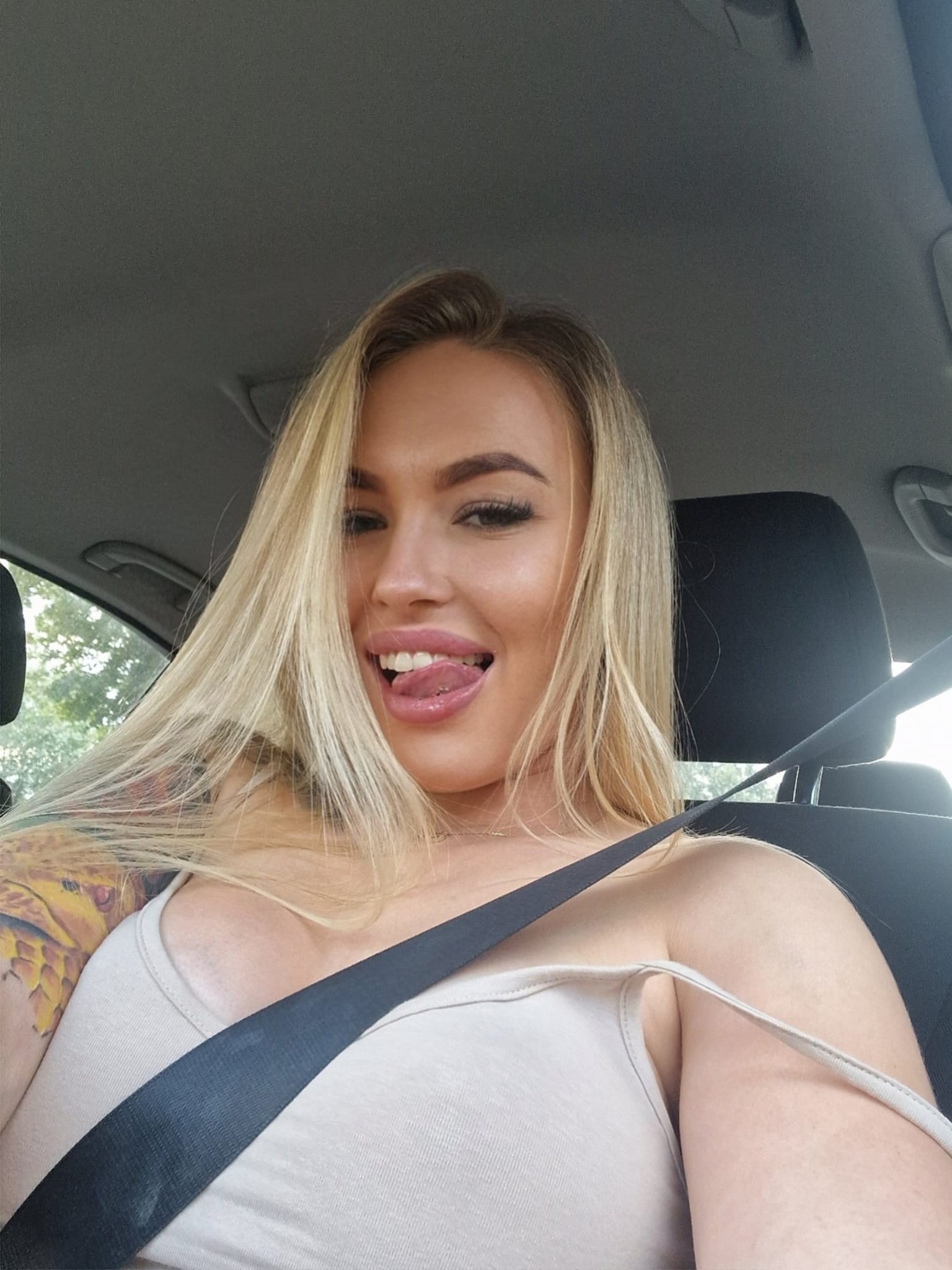 Natalie Wayne on X: Misiaczki, właśnie wleciał nowy film na OF dla  miłośników 👣 a ja lecę szykować się na urodzinki 🥳  t.coCnYtsqbrLG  X