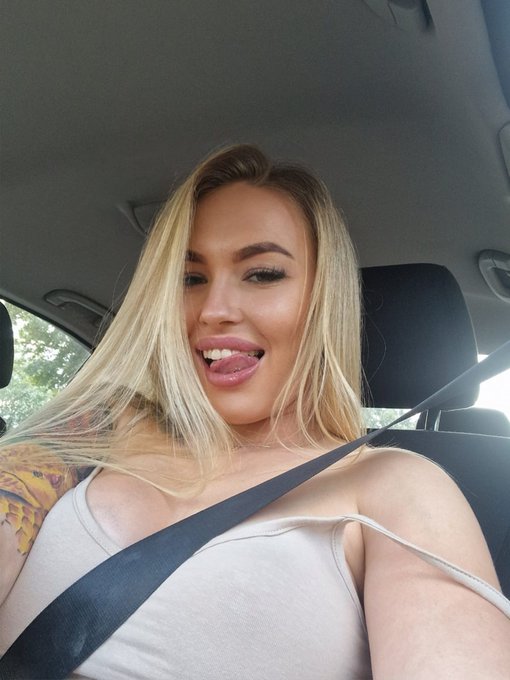 Misiaczki, właśnie wleciał nowy film na OF dla miłośnik&oacute;w 👣 a ja lecę szykować się na urodzinki 🥳 https://t