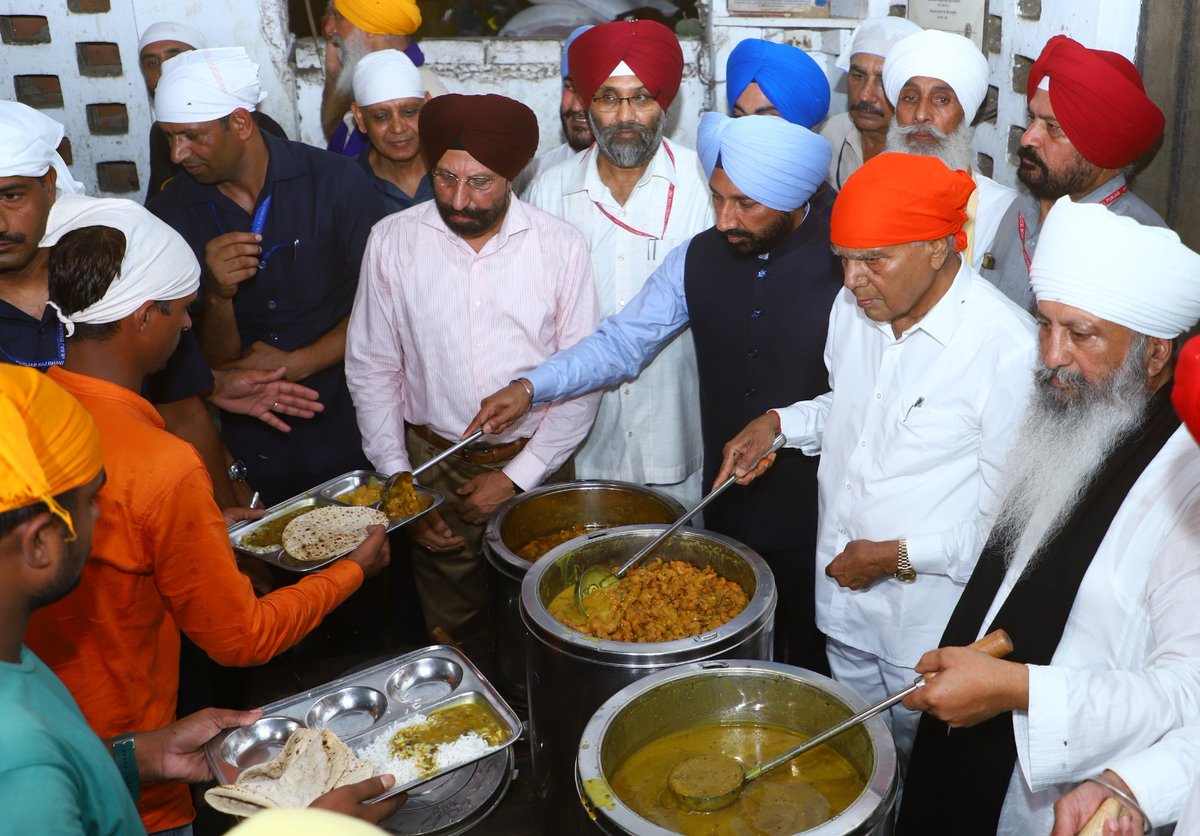 NID_Foundation's tweet photo. The Hon'ble Governor of Punjab &amp; UT Administrator Banwarilal Purohit Ji, along with CWT Founder Satnam Singh Sandhu, recently visited Gurudwara Partakh Darshan Patshahi Chewwi at PGIMER (Chandigarh), where he praised the incredible selfless service provided by the Gurudwara. https://t.co/iPMcbVLnP4