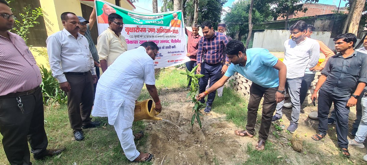 आज पर्यावरण जागरूकता अभियान के अंतर्गत मेरी विधानसभा पूरनपुर के ब्लॉक में वृक्षारोपण किया जिसमें 4,51000 वृक्ष लगाने का संकल्प लिया गया है.इस अवसर पर खण्ड विकास अधिकारी अरुण कुमार सिंह, एपीओ शुभम सक्सेना,अखिलेश वर्मा,बलवंत पासवान, सहित विभिन्न लोग उपस्थित रहे.