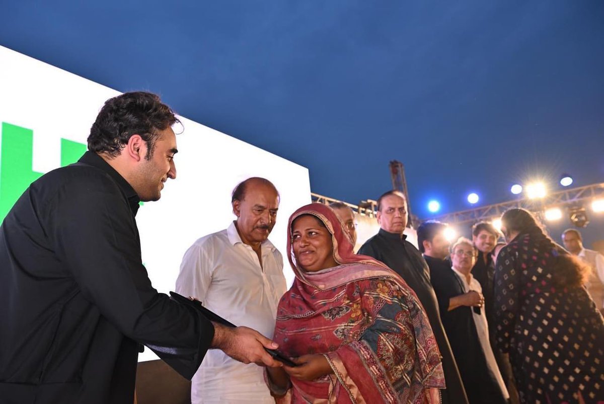 وہ صبح کبھی تو آئے گی 
جس صبح کی خاطر جگ جگ سے ہم سب مرمر کے جیتے ہیں 
جس صبح کے امرت کی دھن میں ہم زہر کے پیالے پیتے ہیں 
ان بھوکی پیاسی روحوں پر اک دن تو کرم فرمائے گی 
وہ صبح کبھی تو آئے گی <a href="/BBhuttoZardari/">BilawalBhuttoZardari</a> 

- #ApniZameenApnaMakaan #RotiKapraMakaan #SindhPeoplesHousing