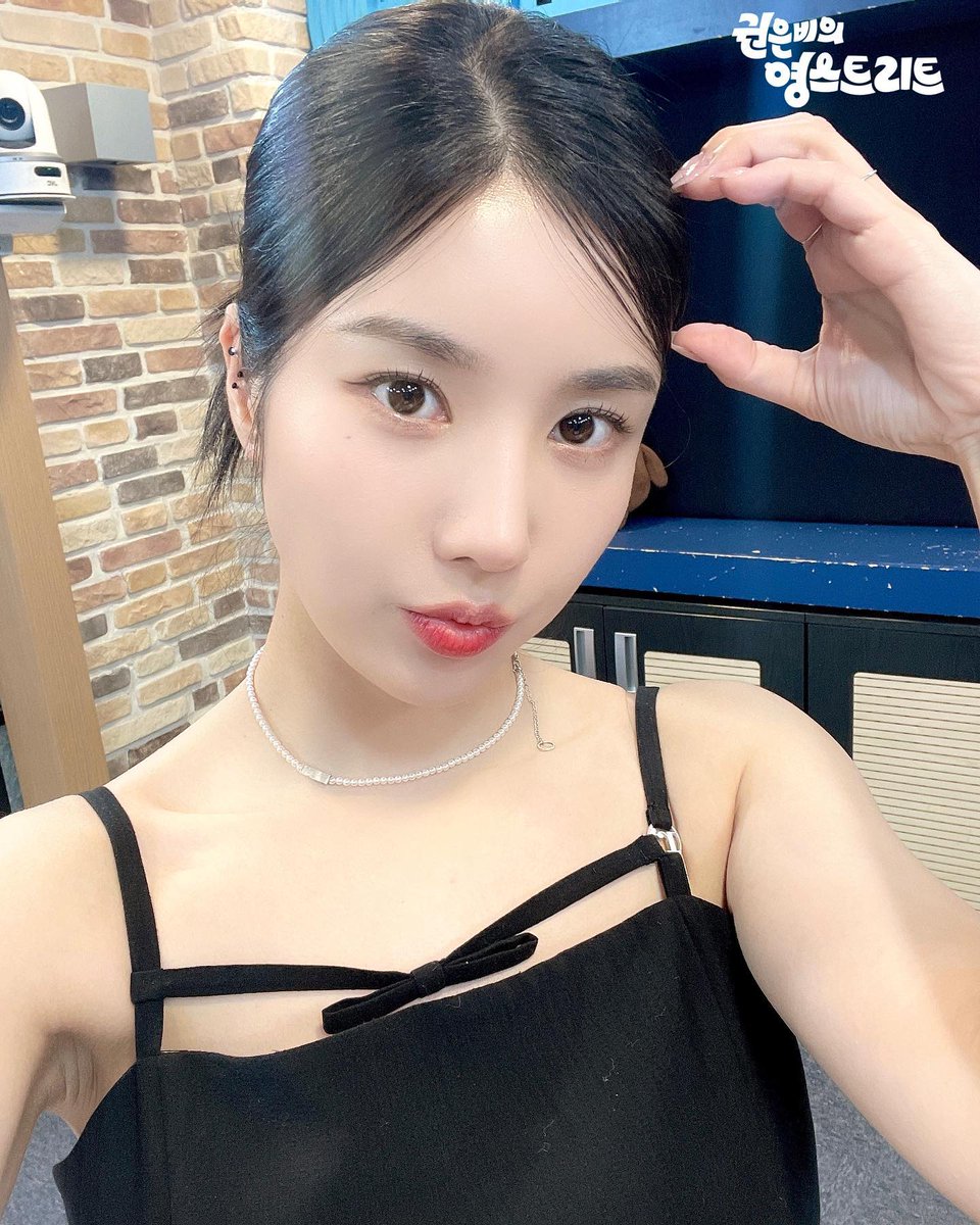 [📸] 230722 SBS Power FM Kwon Eunbi's Youngstreet Instagram Update

🔗 instagram.com/p/Cu_0Jkhr9o0/…

Make sure to like, share, and leave nice comments!

#권은비의영스트리트
<a href="/KWONEUNBI/">권은비 (KWON EUNBI)</a> #KWONEUNBI
#권은비 #ウンビ #クォンウンビ