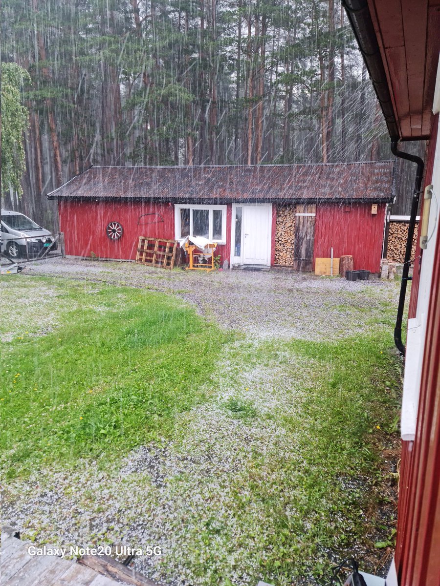 NeonFly007's tweet image. Ett forferdelig vær vi fikk da. 😮
Skikkelig hagl og torden pang. 
#sommer