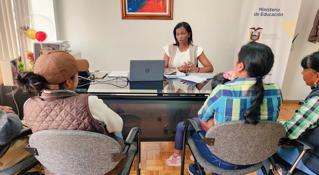 EducacionZ1Ec's tweet photo. [IBARRA] | La coordinadora @martaluciavale recibió a delegados de la comunidad de Cangagua, cantón Shushufindi, para escuchar los pedidos y necesidades en solvencia de sus requerimientos. #TransformaciónEducativaEc https://t.co/cdN1y2hXlu