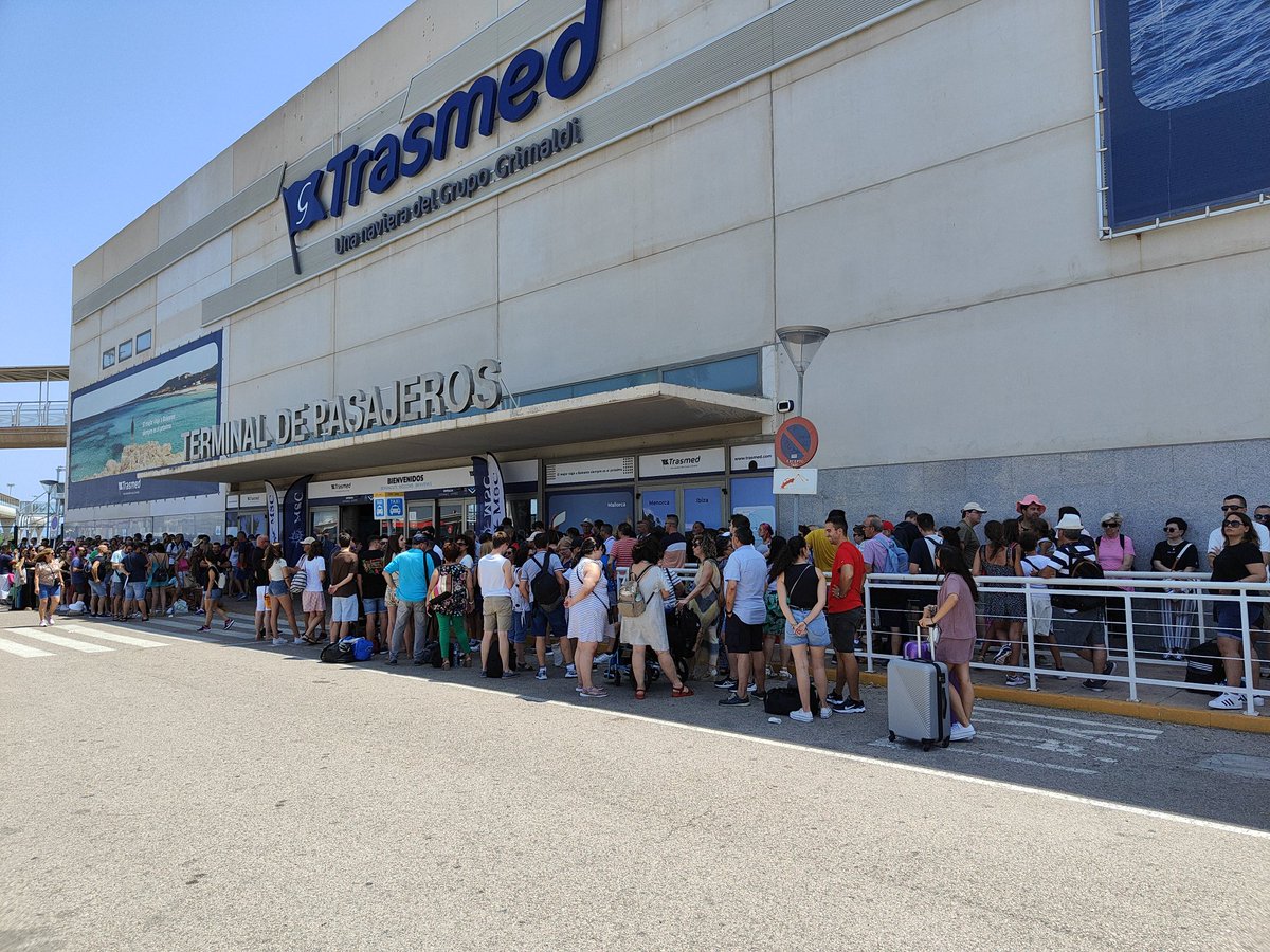 Caos <a href="/MSCCrucerosESP/">MSC Cruceros</a> para embarcar en Valencia. "Se ha caído el sistema de checkin", nos dicen, pero nos tienen a una parte del pasaje en la sombra y a otra al sol.
Bochornoso.