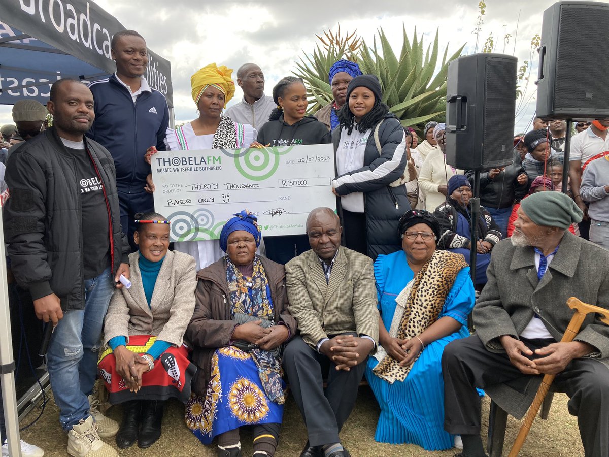 ThobelaFMYaka's tweet photo. #HouseNo63 Re tlišetše R30 000 le kgomo mo Moshongoville, ZB. Re a go lebogiša mothapasefoka wa rena, Mme Shirley Makwela 👏🏾 https://t.co/6txgMclg57