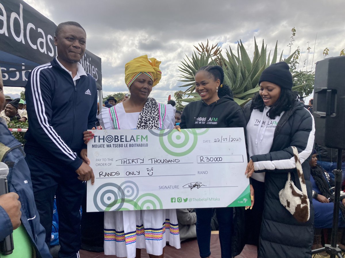 ThobelaFMYaka's tweet photo. #HouseNo63 Re tlišetše R30 000 le kgomo mo Moshongoville, ZB. Re a go lebogiša mothapasefoka wa rena, Mme Shirley Makwela 👏🏾 https://t.co/6txgMclg57