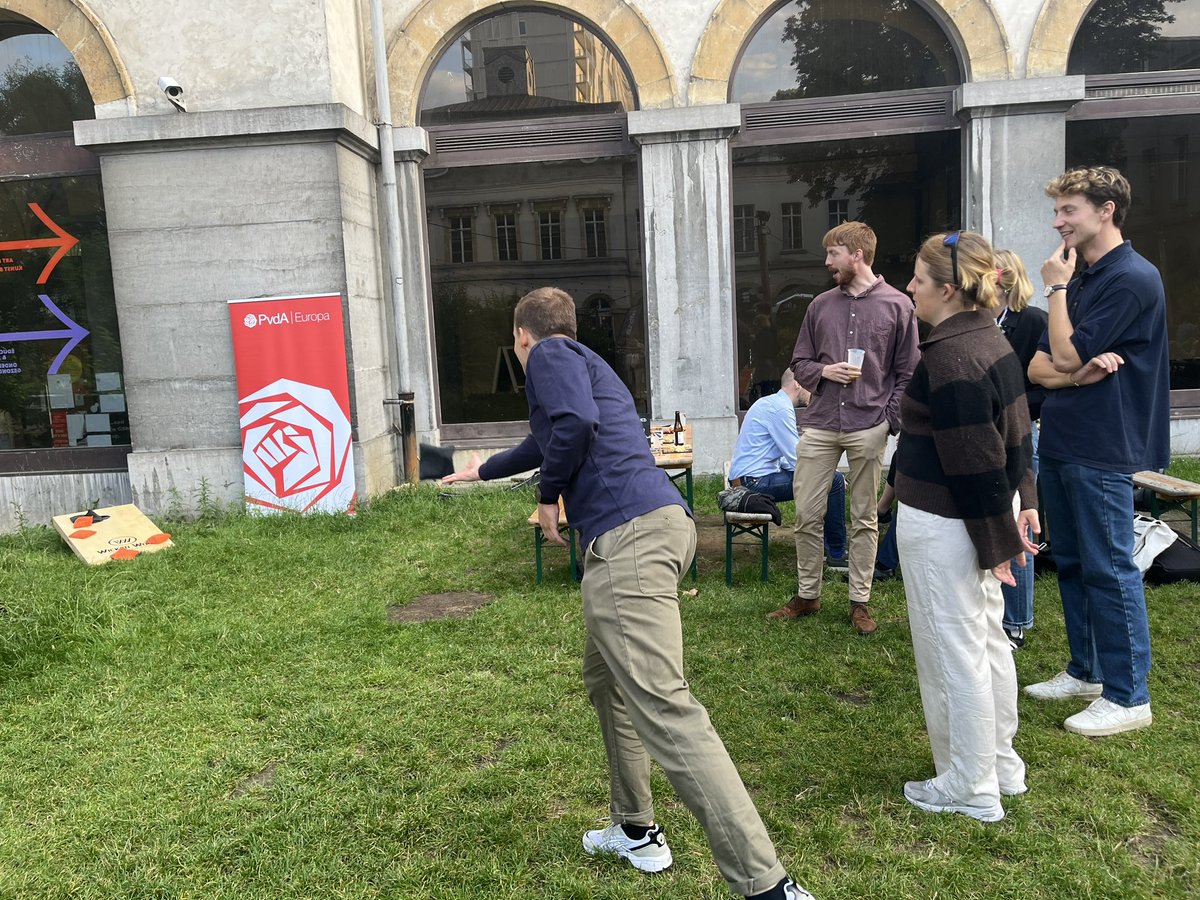 PvdABrussel's tweet photo. Zo ziet een geslaagde zomerborrel eruit! 🌞

Daarbovenop hebben we een mooi bedrag opgehaald voor dak- en thuislozenorganisaties in Brussel. 

We wensen iedereen een fijne zomer en hopen dat men op kan laden voor de belangrijke campagefase die daarna volgt! https://t.co/jWb1qulzh4