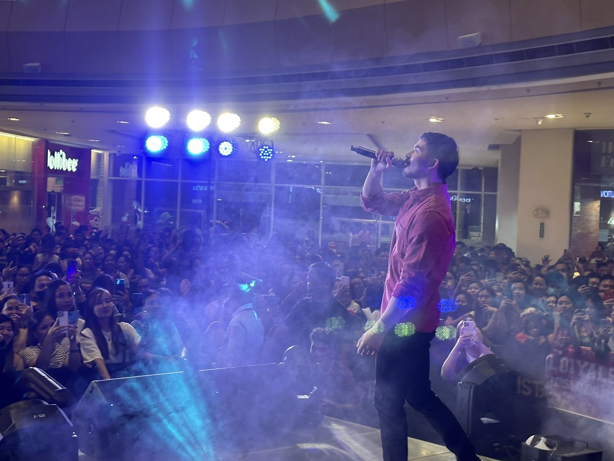 JRBcreativeprod's tweet photo. Tony Labrusca at the #PiraPirasongParaiso🧩 and #NagAapoyNaDamdamin❤️🔥 Back2Back Caravan here at Vista Mall Taguig.🔥
#Back2BackCaravan
#JRBCreativeProd https://t.co/yVS6c0akt3