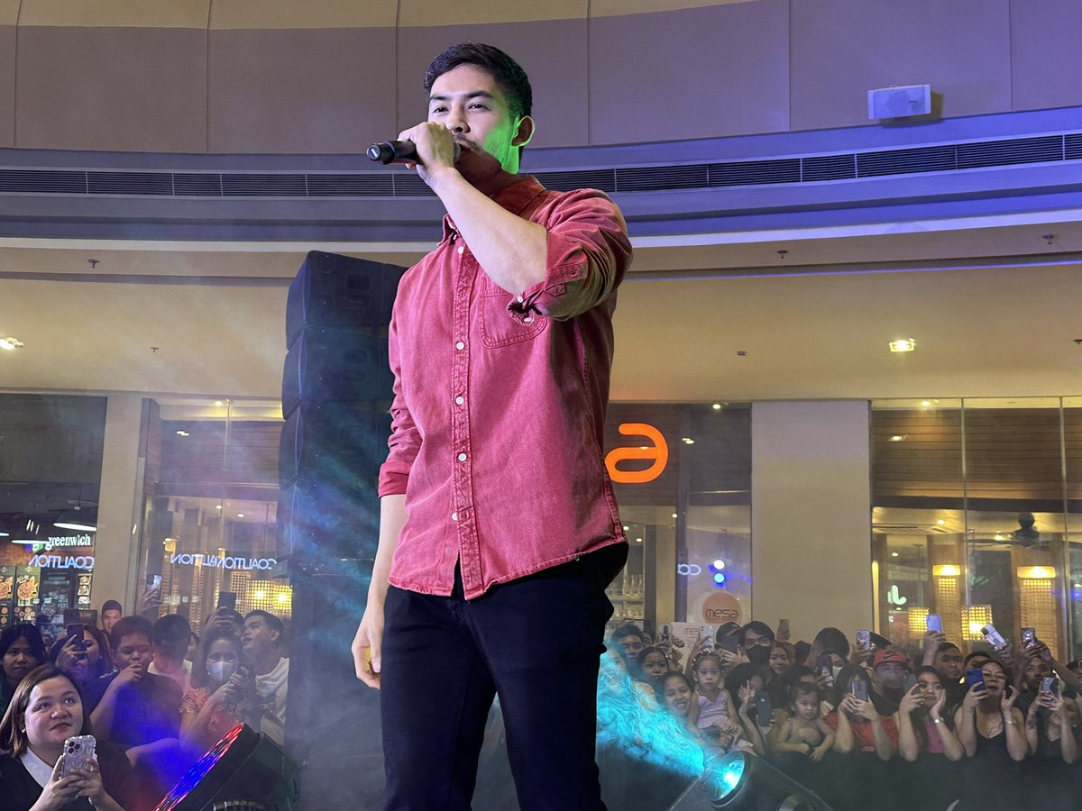 JRBcreativeprod's tweet photo. Tony Labrusca at the #PiraPirasongParaiso🧩 and #NagAapoyNaDamdamin❤️🔥 Back2Back Caravan here at Vista Mall Taguig.🔥
#Back2BackCaravan
#JRBCreativeProd https://t.co/yVS6c0akt3