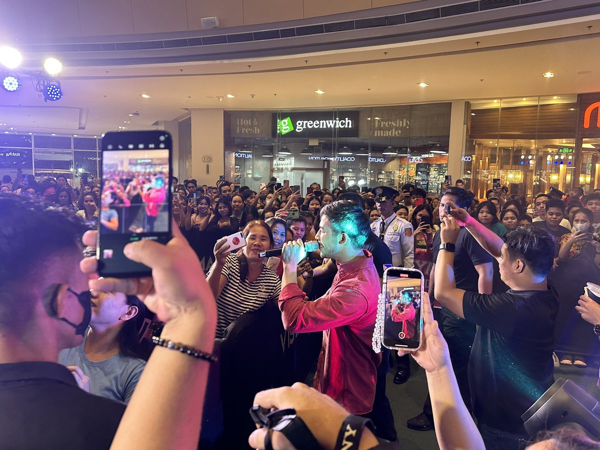 JRBcreativeprod's tweet photo. Tony Labrusca at the #PiraPirasongParaiso🧩 and #NagAapoyNaDamdamin❤️🔥 Back2Back Caravan here at Vista Mall Taguig.🔥
#Back2BackCaravan
#JRBCreativeProd https://t.co/yVS6c0akt3