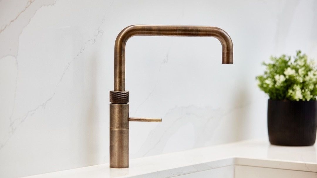 CRLstone's tweet image. We love the stunning monochrome effect in this kitchen finished off with the brass touches that really make the gold veining of the CRL Quartz Calacatta Dorado worktops pop!
.
#monochromekitchen #quartzworktops #quartzcountertops