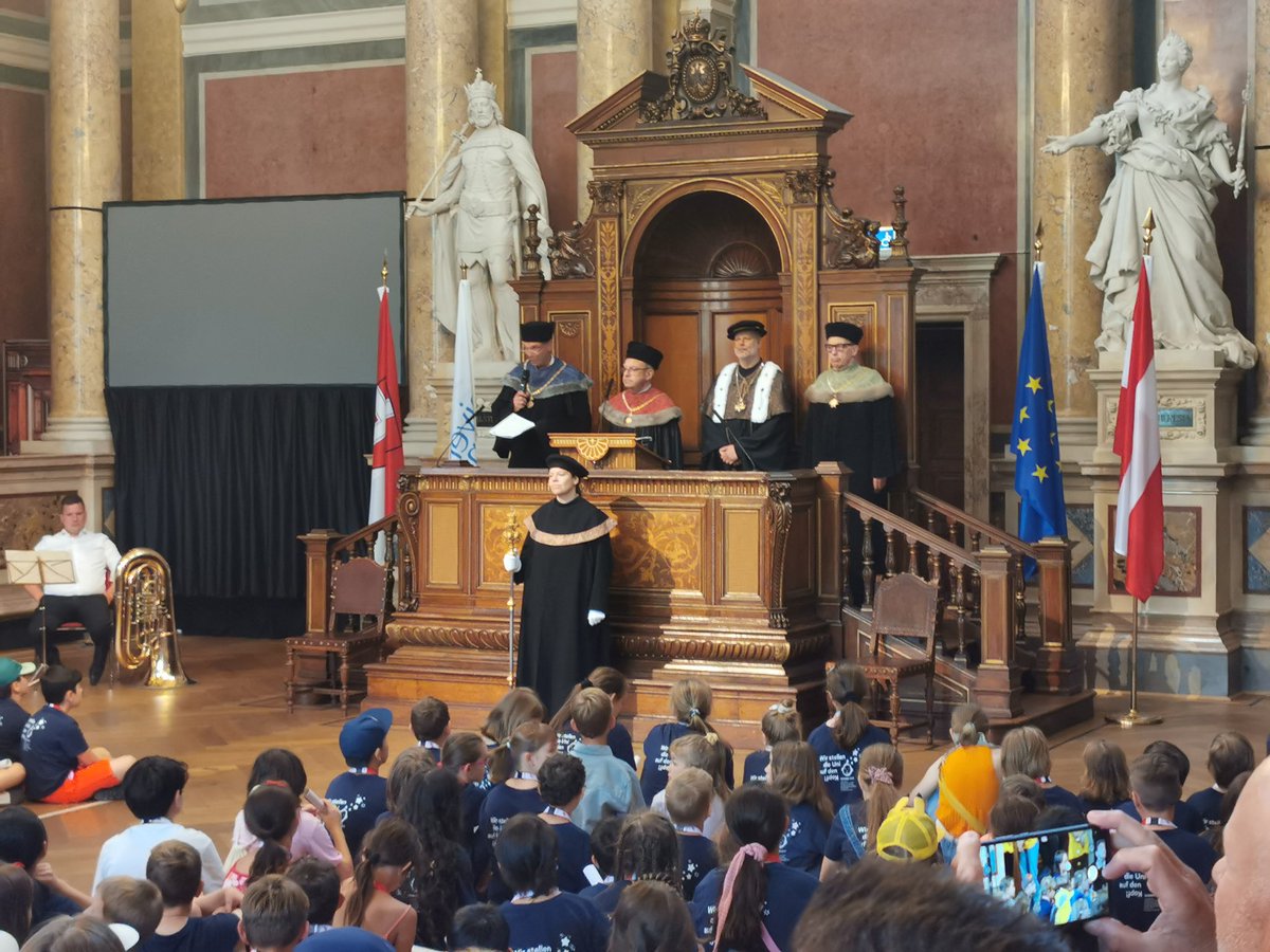 CDlabaja's tweet image. Mit der Kinderuni schließt sich der Kreis #firstgenacademic
Mein Kind besucht die Kinderuni wie viele andere &amp;amp; bekommt den ersten Zugang zur Universität.
Gleichzeitig sehe ich das was fehlt
Frauen sind hier noch immer nicht sichtbar. Die erste Rektorin fehlt an meiner Alma mater