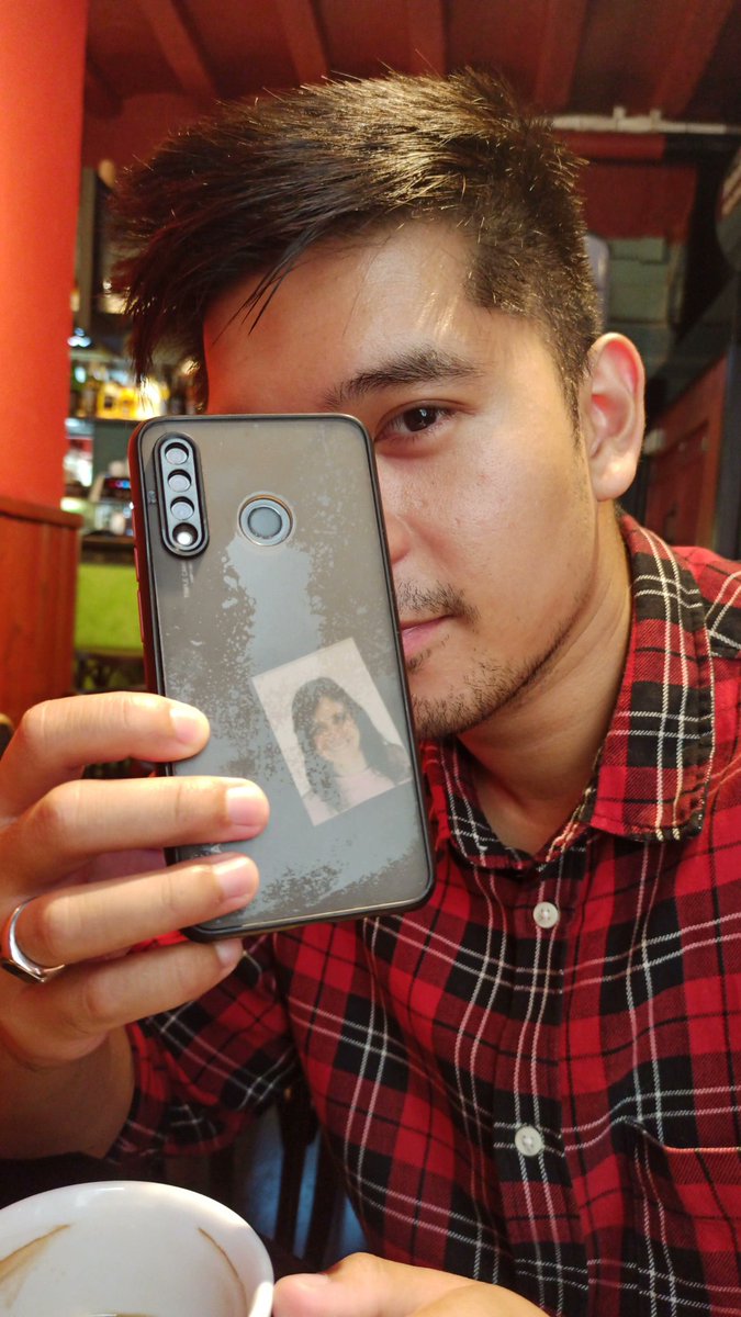 Pilimooon's tweet image. Me río de los chicos que tienen a su novia como fondo de pantalla.