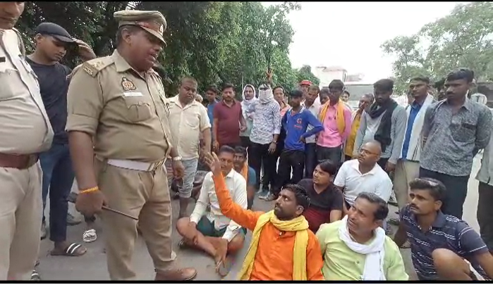 bstvlive's tweet photo. बांदा

➡️बिजली कटौती से परेशान किसानों ने हाईवे किया जाम

➡️अधिशासी अभियंता कार्यालय के बाहर किया प्रदर्शन

➡️किसानों ने बिजली कटौती को लेकर किया गया प्रदर्शन

➡️अधिशासी अभियंता के रवैये से किसानों में आक्रोश

➡️20-20 घंटे हो रही अघोषित विद्युत कटौती-किसान.

#Banda https://t.co/1wGYOBByc2
