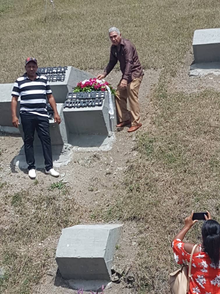 PedroVctorSimn2's tweet photo. Rinden tributo los santiagueros en nombre de los trabajadores del #Comercio a Fernando Chenard Piña, mártir del sector y asaltante al #CuartelMoncada  asesinado posteriormente por los esbirros de Batista #ConTodosLaVictoria #ProhibidoOlvidar @CubaCentral @MincinCuba https://t.co/M92h35ceYz