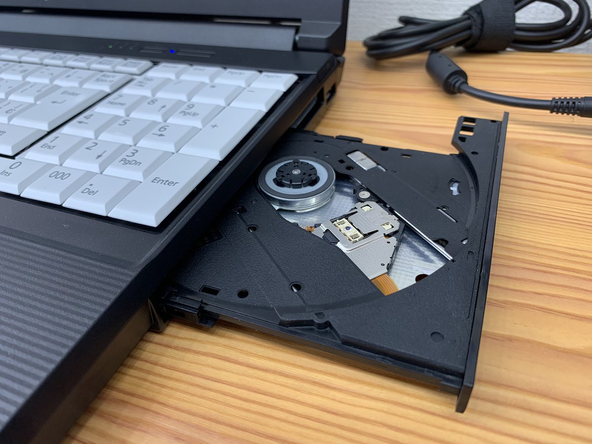 PCcomfullAKB4's tweet photo. 今週の日曜日限定セールはコレ！2019年発売の15インチLIFEBOOK！！
4コア8スレッドの第8世代💪安定のメモリ8GB、256GB(SSD)入り✨
テンキー、ドライブ、カメラ付きのオールインワン！！これ1台でとりあえず何とかなるヤツ👍
🟦Windows11対応🟦

3台限定！
#富士通 #LIFEBOOK #A579 https://t.co/mqfsdkqZC8