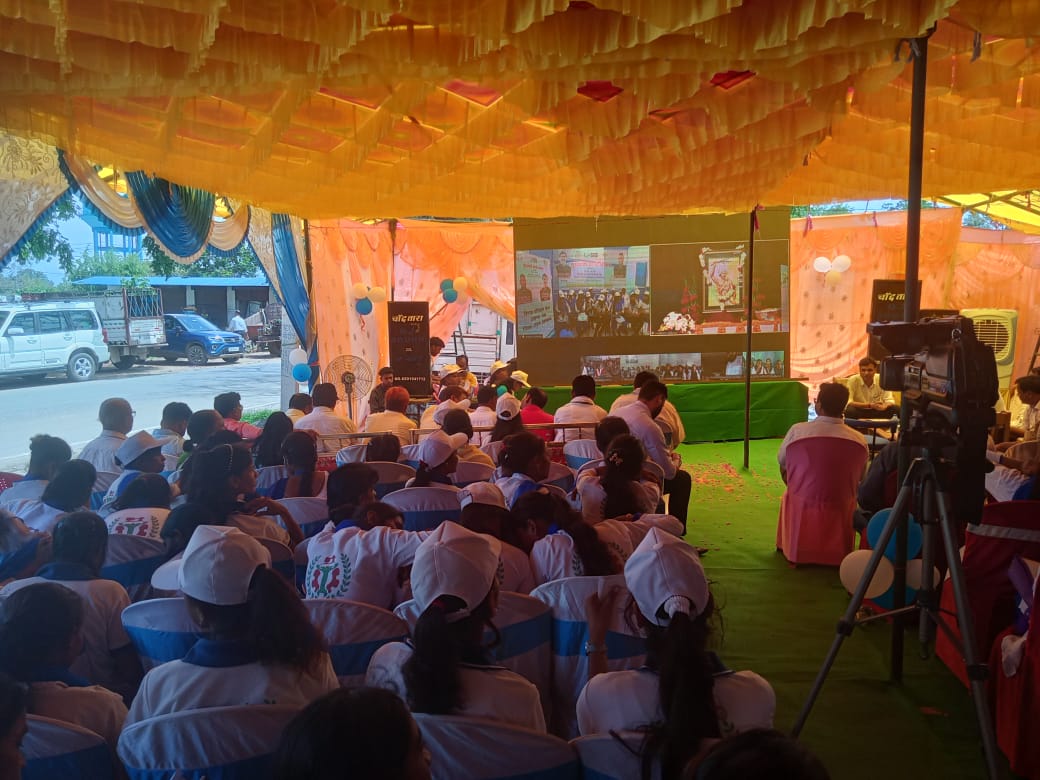मुख्यमंत्री सारथी योजना अंतर्गत बिरसा योजना एवं रोजगार प्रोत्साहन भत्ता/परिवहन भत्ता वितरण के शुभारंभ कार्यक्रम के अवसर पर रंका प्रखंड स्थित केंद्र के प्रशिक्षणार्थी ऑनलाइन माध्यम से जुड़े।
<a href="/JharkhandCMO/">Office of Chief Minister, Jharkhand</a> <a href="/BhoktaSatyanand/">Satyanand Bhokta</a> 
<a href="/prdjharkhand/">IPRD Jharkhand</a>