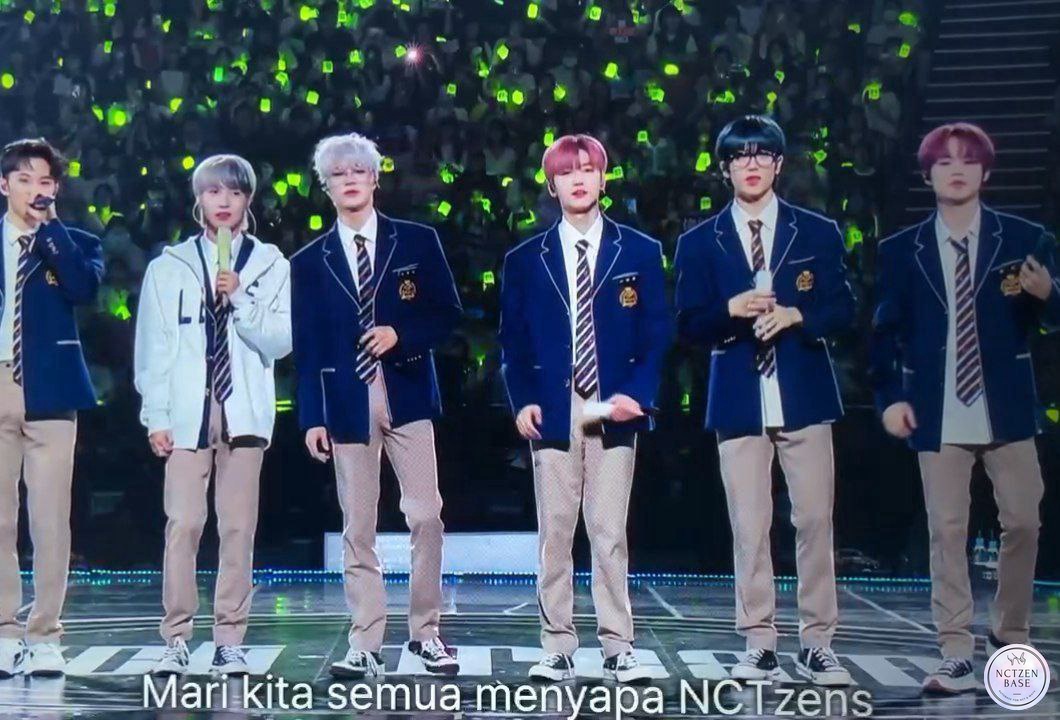 🫶 Renjun pake sweater sendiri lg gaenak badan jg kah atau gaya macam anak sekolah korea kek biasanya? 🥺