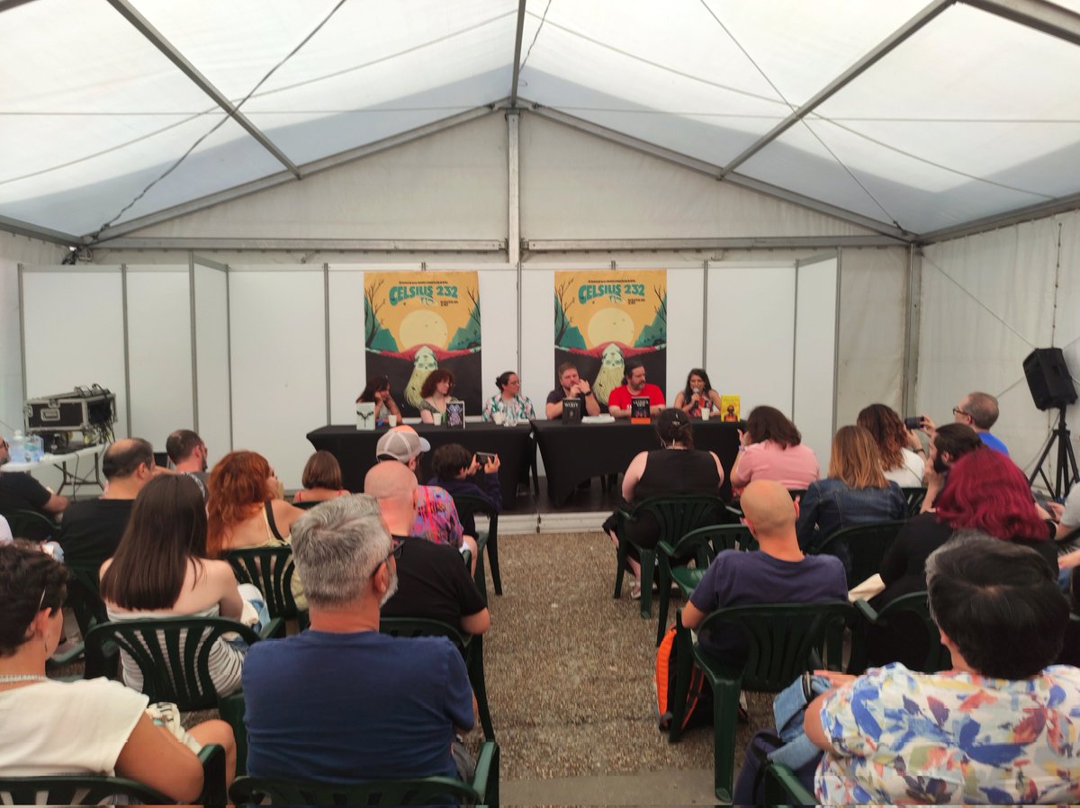 Escuchando a muchos de los autores y autoras de la colección Laberinto de <a href="/minotaurolibros/">Ediciones Minotauro</a> como <a href="/ana_b_nieto/">Ana B. Nieto 📚✍️</a>, <a href="/VincasRich/">Vincas Richardson</a>, <a href="/antonio_runa/">Antonio Runa</a>, <a href="/Martitara/">Marta Álvarez. ✨Saga Mystical ya a la venta</a> y <a href="/LidiaCiR/">Lidia Writer</a> en la carpa del #Celsius2023🚀