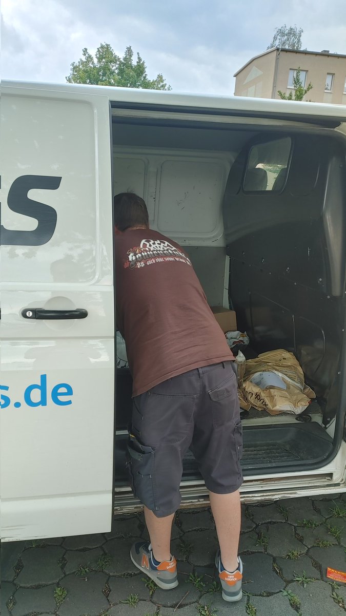 HandyHotspot's tweet photo. Hallo @hermesDE,
ist der Markt an Zustellern so leer gefegt dass man jetzt offensichtliche Nazis anstellt? https://t.co/ZLFdcNa9QM