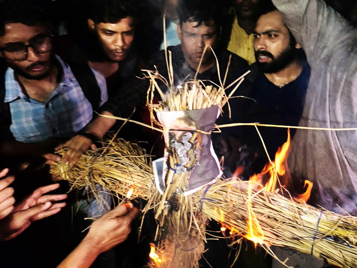 Kolkata stands with Manipur demanding restroration of Peace, Law &amp; Order and Normalcy from a Torch Rally organised by SFI-DYFI-AIDWA Kolkata District Committee. The rally was concluded with the effigy burning of PM Modi.
#JusticeForManipurVictims
#ManipurBurning
#ManipurVideo