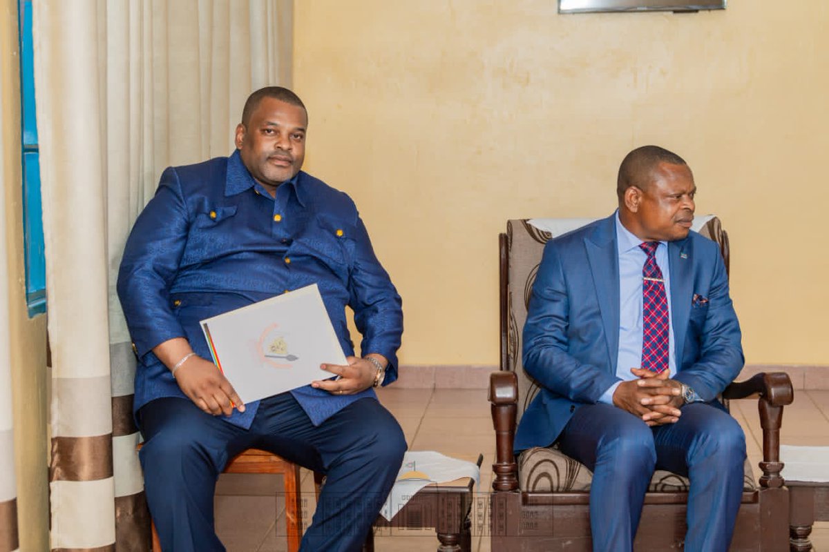 NtareHouse's tweet photo. Leurs échanges ont également porté sur les bonnes relations bilatérales et historiques qui unissent les 2 pays frères et voisins.
Evoquant aussi la situation sécuritaire qui prévaut en RDC, le Chef de l'Etat a réaffirmé son soutien indéfectible pour la restauration de la paix. https://t.co/GQCvlJyXDD