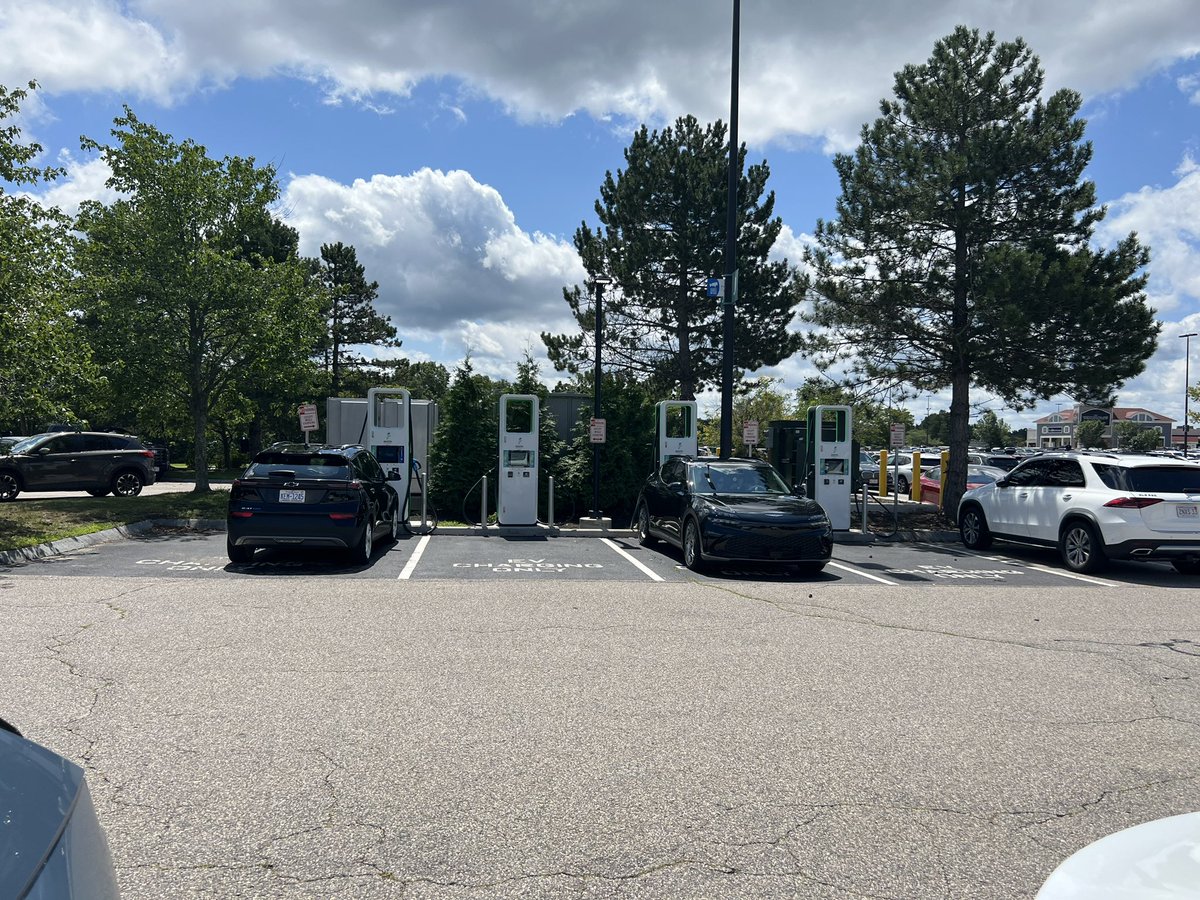 All stations operational, Genesis sitting for 72 min at no session charge.  Looking forward 2 Aug when they get reinstated.
<a href="/RateYourCharge/">Rate Your Charge</a> - <a href="/ElectrifyAm/">Electrify America</a>
⭐️ 10/10 
📍 wrentham Village Outlets, Wrentham, MA
🪫 41
🔋 80
⚡️ 122 kW
🌡️ 77
⏱️ 17 min
🚙’23 Ioniq5 RWD
